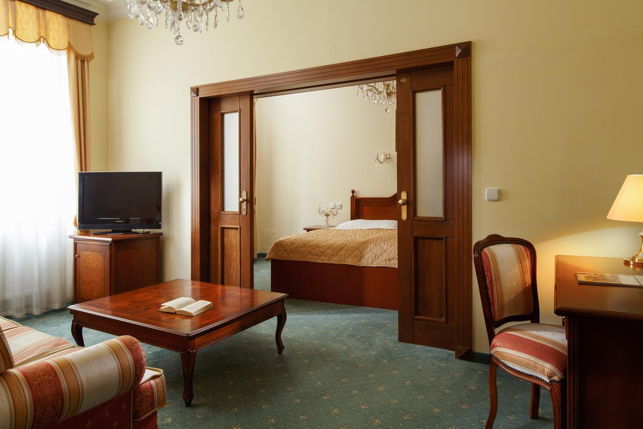 Lazensky Hotel Moskevsky Dvur カルロヴィ・ヴァリ エクステリア 写真