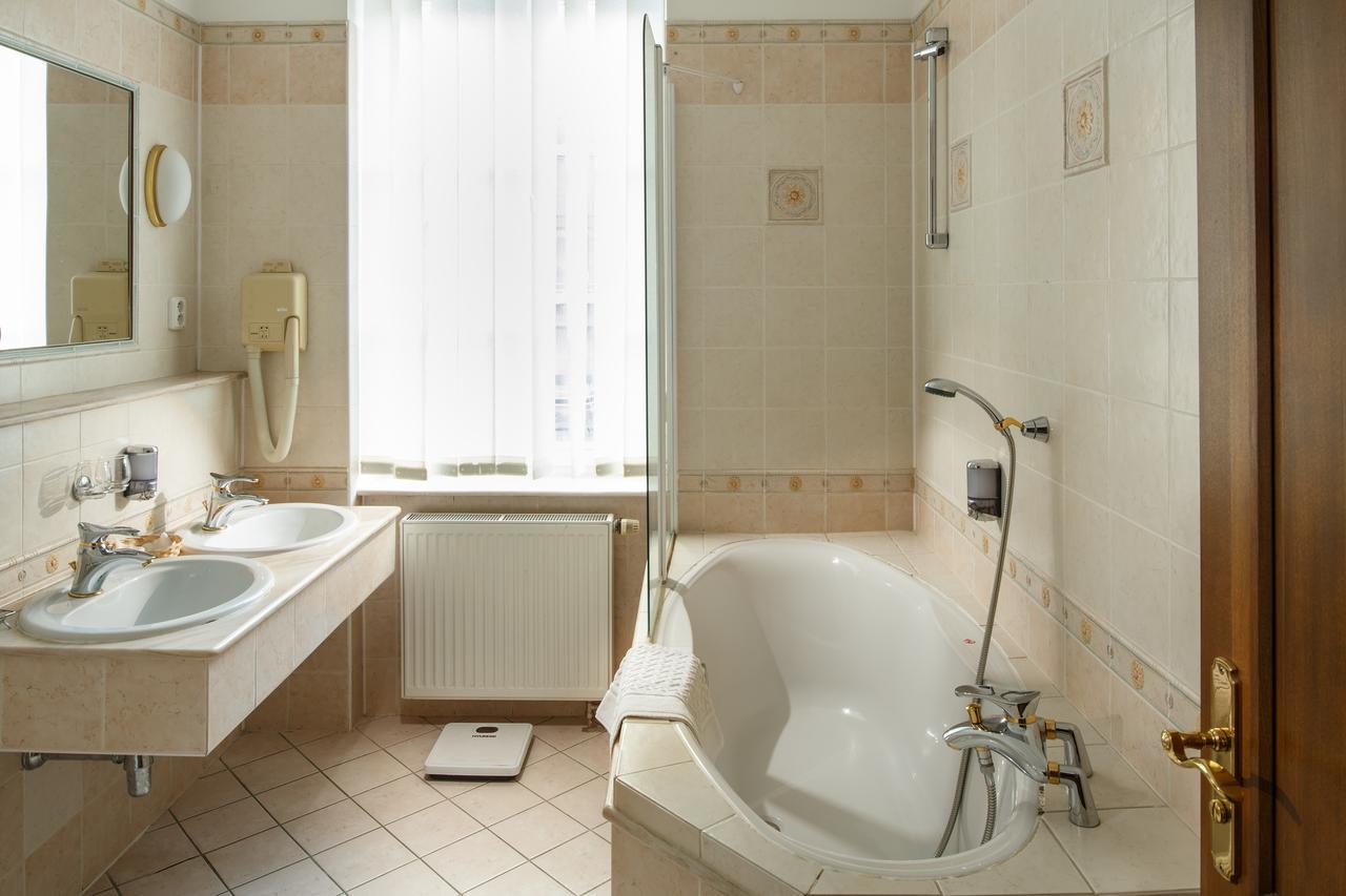 Lazensky Hotel Moskevsky Dvur カルロヴィ・ヴァリ エクステリア 写真