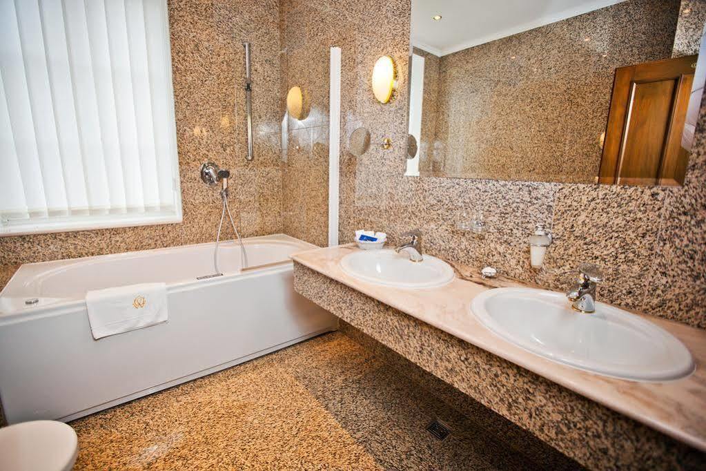 Lazensky Hotel Moskevsky Dvur カルロヴィ・ヴァリ エクステリア 写真